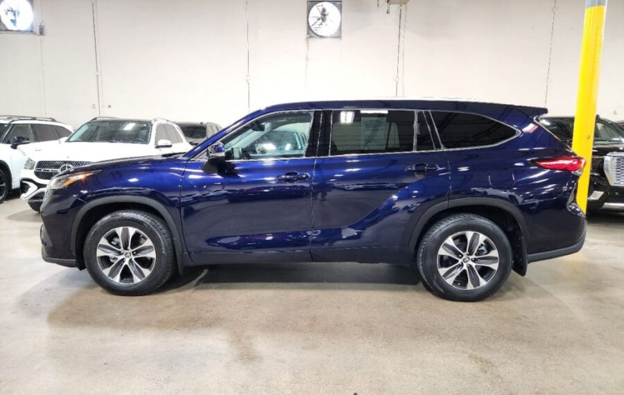 2022 Toyota Highlander XLE photo 2