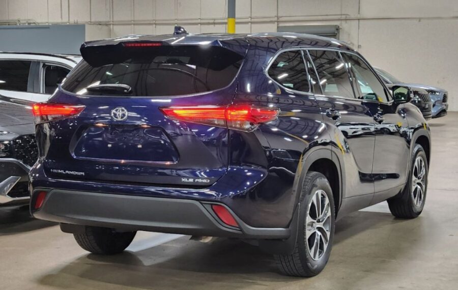 2022 Toyota Highlander XLE photo 3