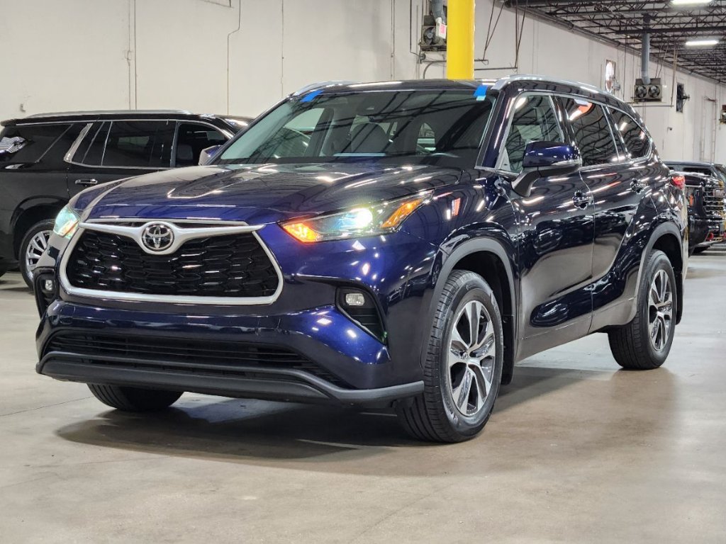 2022 Toyota Highlander XLE main photo
