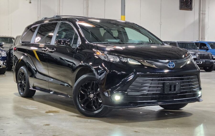 2023 Toyota Sienna XSE / XLE photo 1
