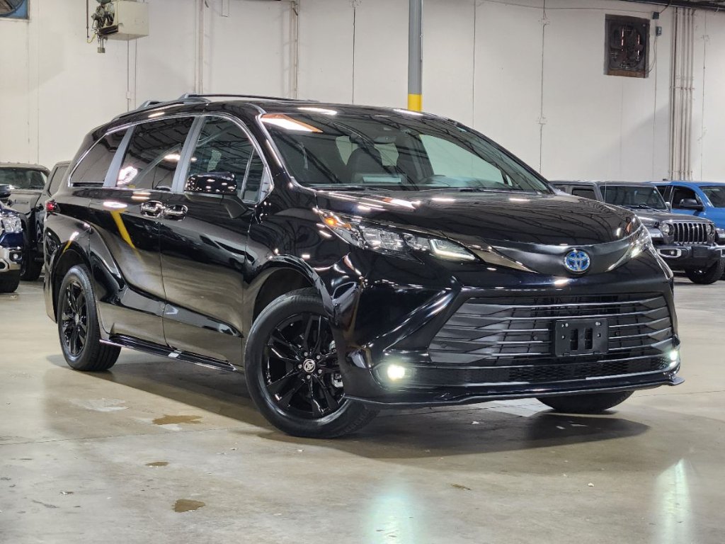 2023 Toyota Sienna XSE / XLE main photo