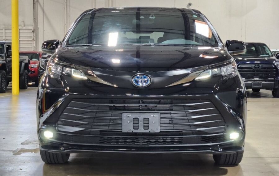 2023 Toyota Sienna XSE / XLE photo 2