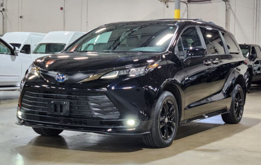 2023 Toyota Sienna XSE / XLE photo 3