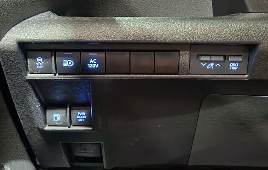 2023 Toyota Sienna XSE / XLE photo 31