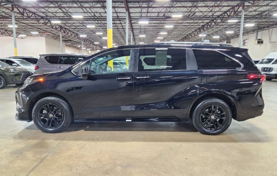2023 Toyota Sienna XSE / XLE photo 4