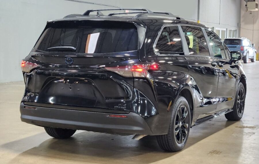 2023 Toyota Sienna XSE / XLE photo 5