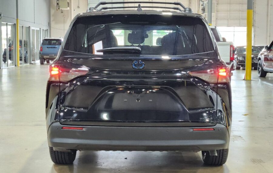 2023 Toyota Sienna XSE / XLE photo 6