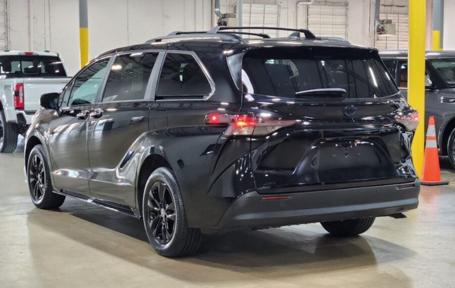 2023 Toyota Sienna XSE / XLE photo 7