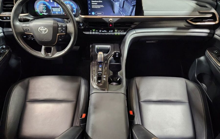 2025 Toyota Crown Signia XLE photo 31