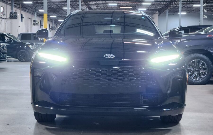 2025 Toyota Crown Signia XLE photo 4