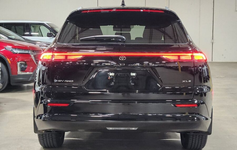 2025 Toyota Crown Signia XLE photo 2