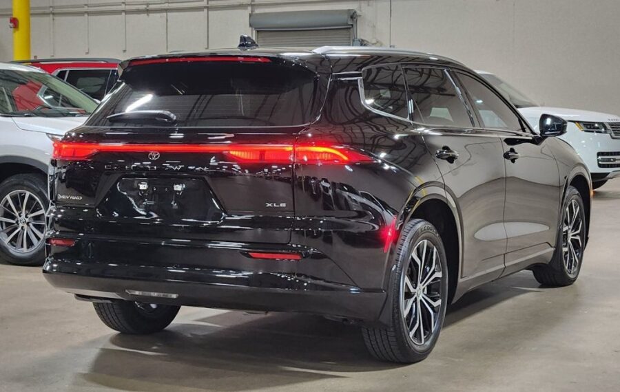 2025 Toyota Crown Signia XLE photo 3